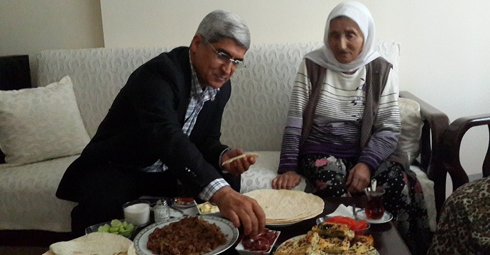 Milletvekili Kaplan, Çiçek nineye hayret etti...