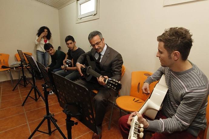 Gençlerle birlikte gitar çaldı