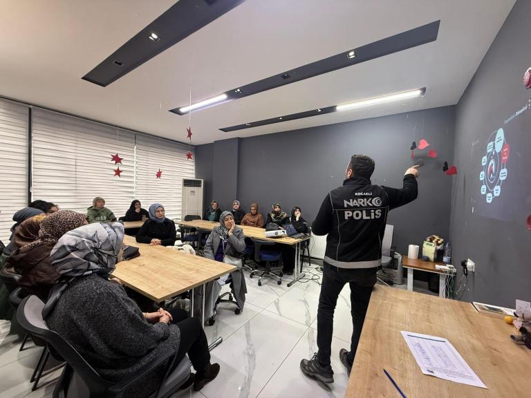 Kocaeli’de Anneler Narkotik Eğitimi Aldı