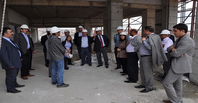 Meclis üyelerine inşaatı gezdirdi