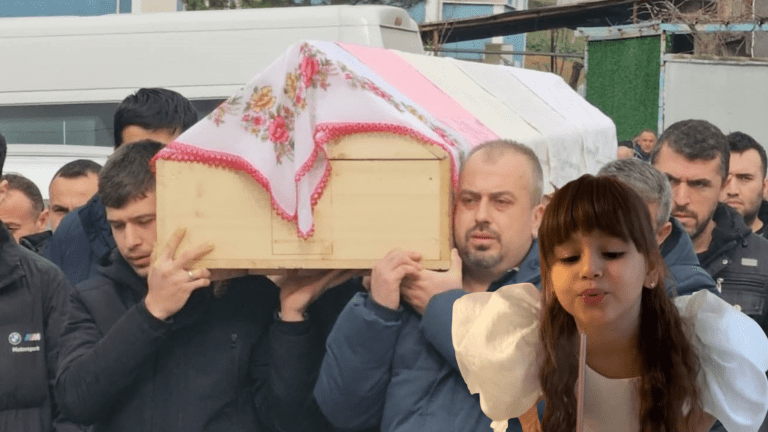 Gebze’de Servis Kazası: Baba Kızının Tabutunu Taşıdı!
