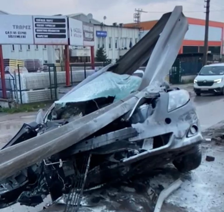 İzmit D-130’da Kaza: Araç Bariyerlere Çarptı!