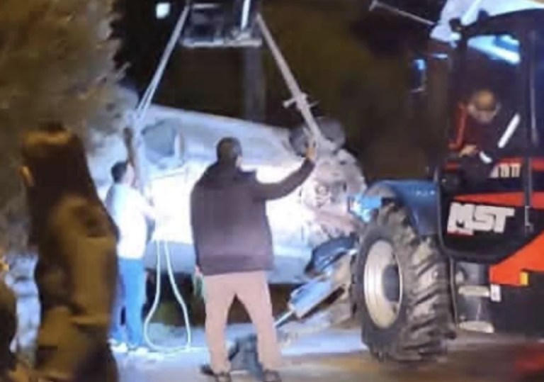 Freni boşalan otomobil bahçeye düştü!