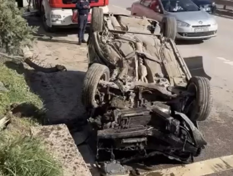 Kontrolden çıkan otomobil takla attı!