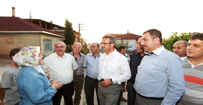 Mahalle mahalle geziyor