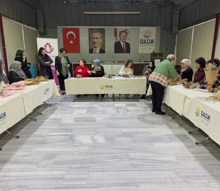 Gölcük’te kadınlar çiçek tanzim atölyesinde buluştu