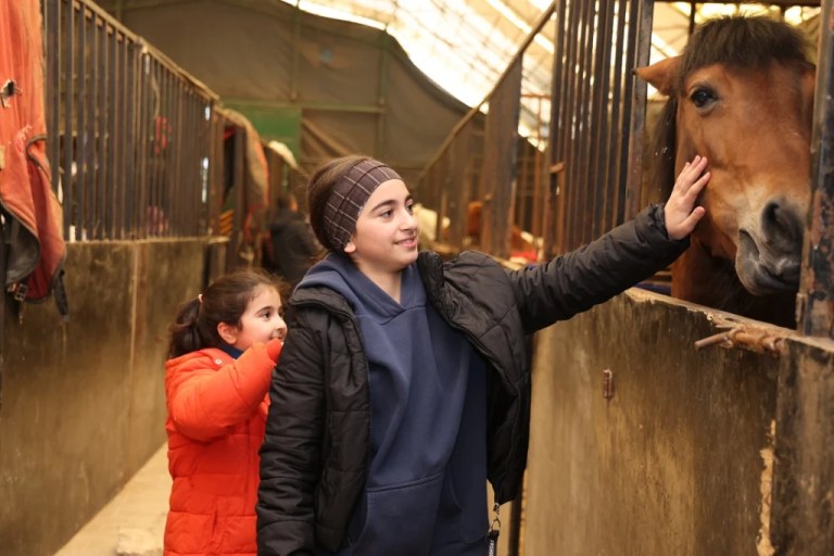 Çocuklar ara tatilde binicilikle tanıştı