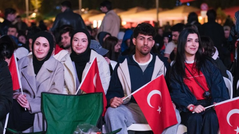 Kocaeli’de Milli Coşku: Romanya Zaferi Kent Meydanı’nda Kutlandı!