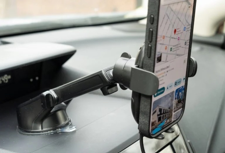 Araçta telefon tutucu kullanmak yasak mı? İşte yanıtı