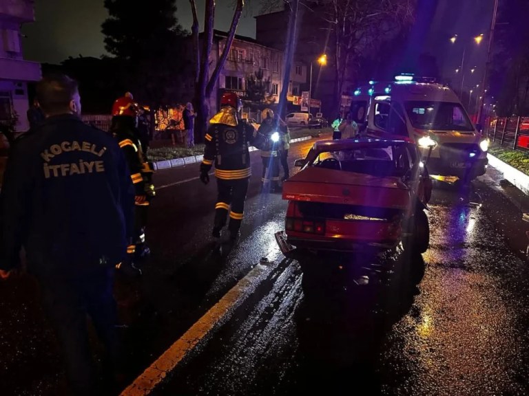 Gölcük’te yağmur kazası! Sürücü araçta sıkıştı