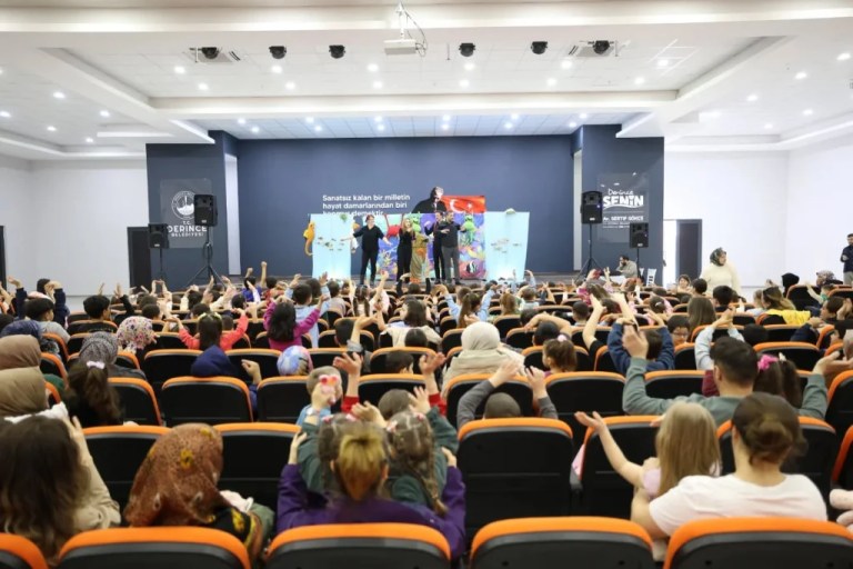 Derince’de çocuklar tiyatro ile eğlendi, öğrendi