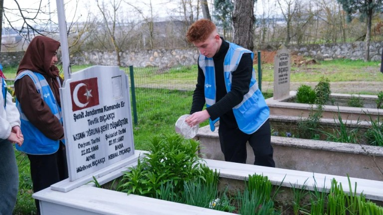 Öğrencilerden şehit ailesine moral ziyareti