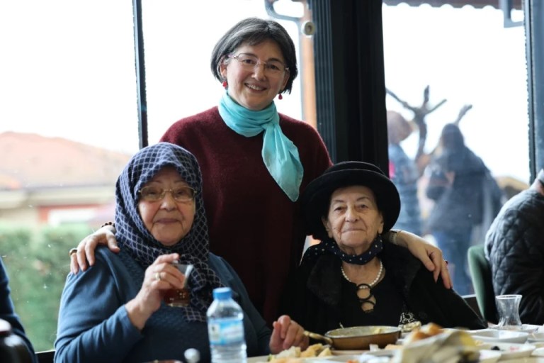 Huzurevi sakinleri Kartepe’de moral depoladı