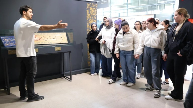 Öğrenciler Mukaddes Emanetleri Gördü, Duygulandı