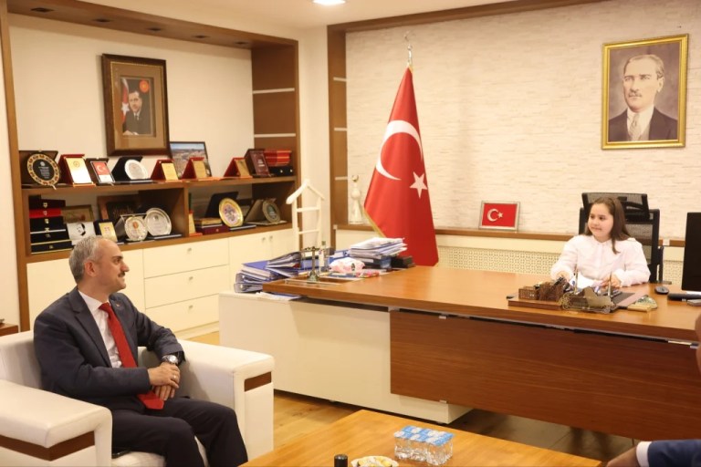 Çayırova’da Başkanlık Koltuğu Minik Hira’nın