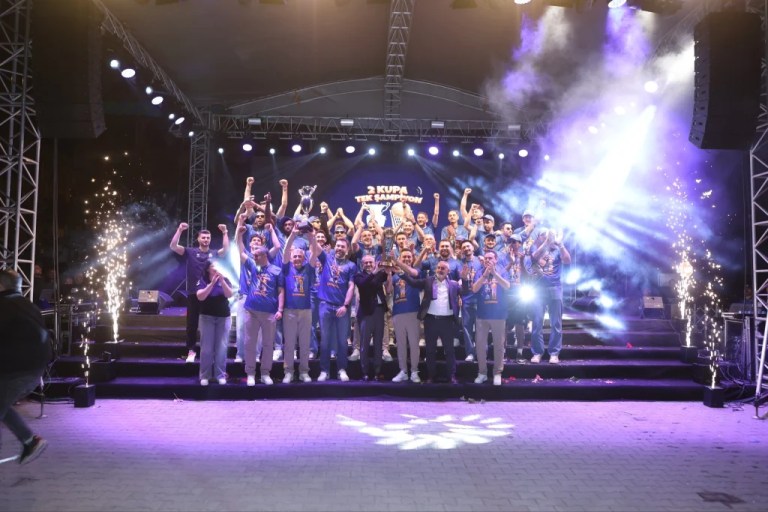 Çayırova Basketbol Takımı Şampiyonluğu Kutladı