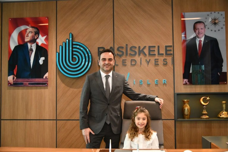 Başkan Özlü koltuğunu çocuğa emanet etti