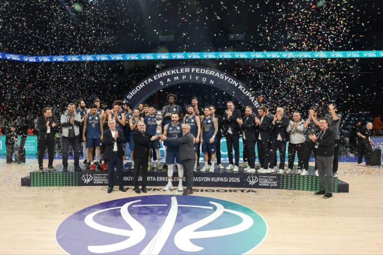 Çayırova Basketbol Takımı Kupasına Kavuşuyor