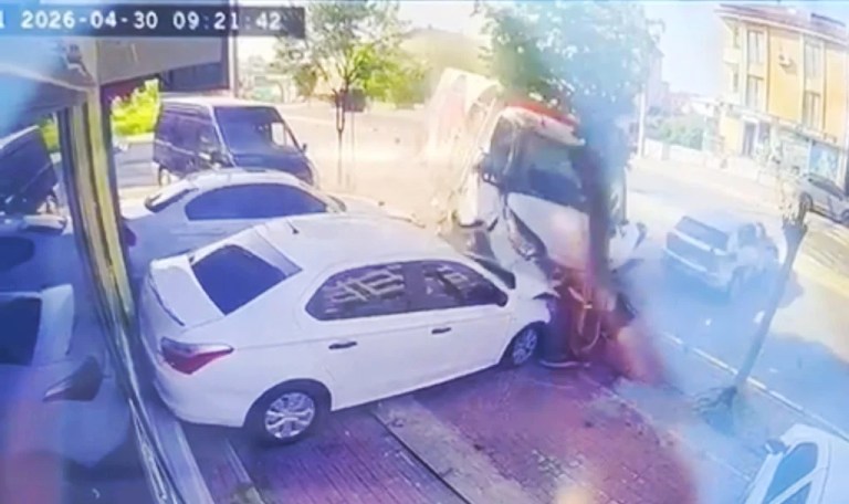 Gebze’de Kontrolden Çıkan Kamyonet Ağaç Söktü!