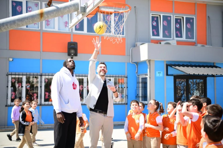 Şampiyon basketbolcular Fuat Sezgin öğrencileriyle buluştu