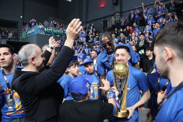 Çayırova Belediyesi Şampiyonluk Kupasını Kaldırdı