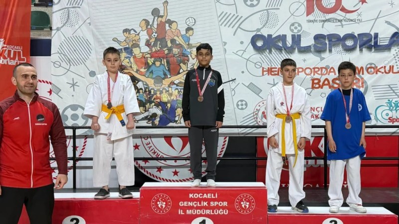 Çayırova’dan karate şampiyonasında 15 madalya