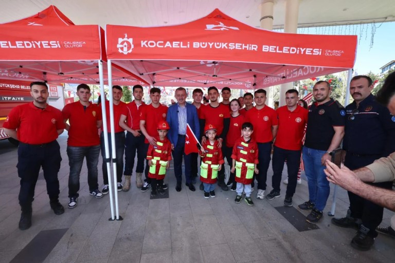 Başkan Büyükakın’a Çocuk Şenliğinde Sevgi Seli