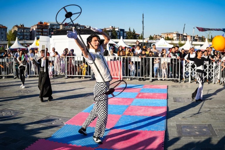 Çocuklar 23 Nisan şenliğinde eğlenceye doydu