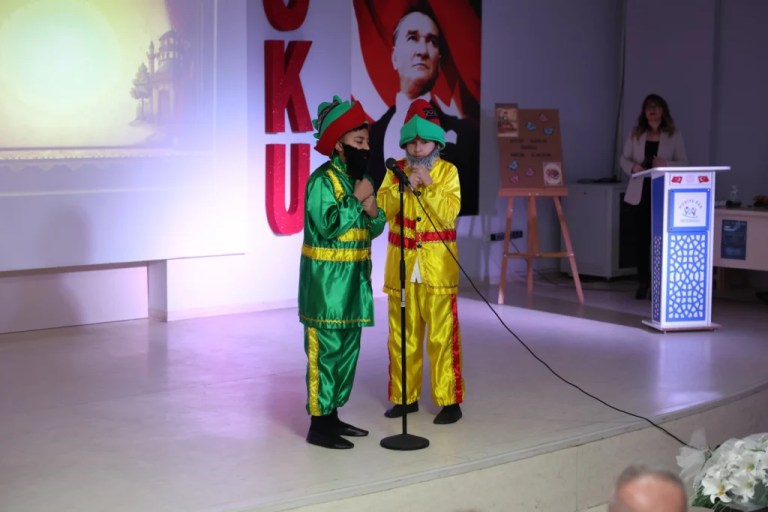 Derince’de öğrenciler kitap sevgisini sahneledi