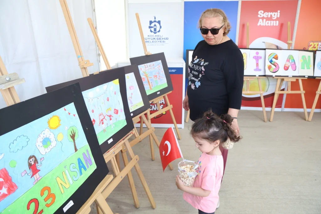 Minik sanatçıların eserleri Kocaeli’de sergileniyor