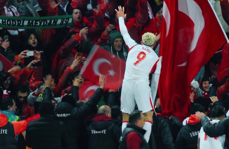 Kosova galibiyeti sonrası Hodri Meydan atkısı viral oldu!