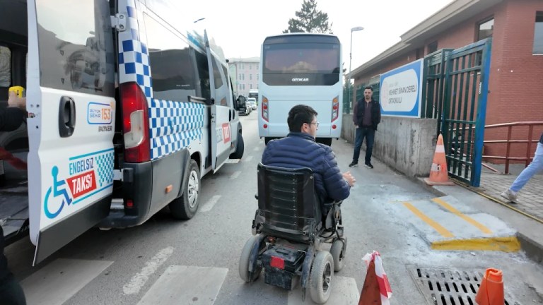 Engelsiz Taksi E-KPSS adaylarını sınava taşıdı