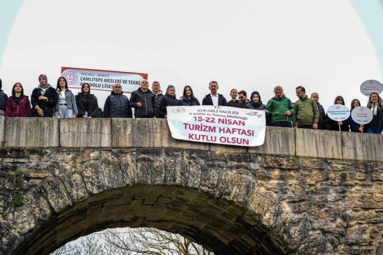 Vali Aktaş, öğrencilerle Körfez’de doğa yürüyüşü yaptı