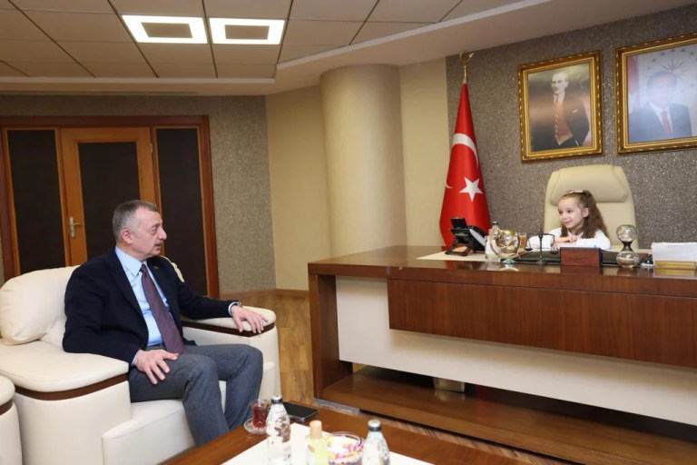 Başkan Büyükakın koltuğunu Defne Su’ya devretti