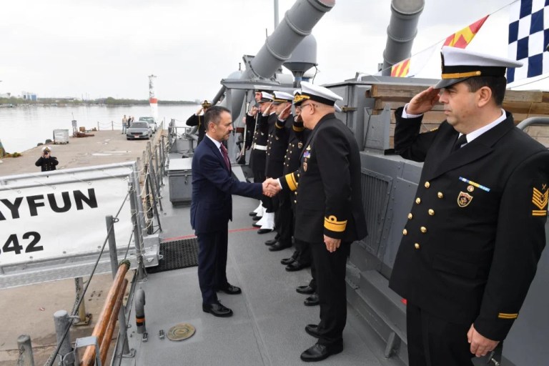 Vali Aktaş’tan TCG Tayfun Hücumbotu’na ziyaret