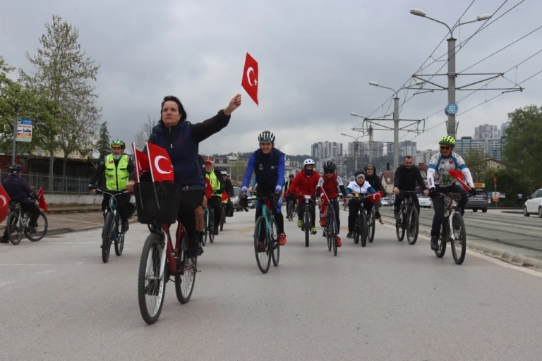 İzmit’te 23 Nisan coşkusu bisiklet turuyla yaşandı