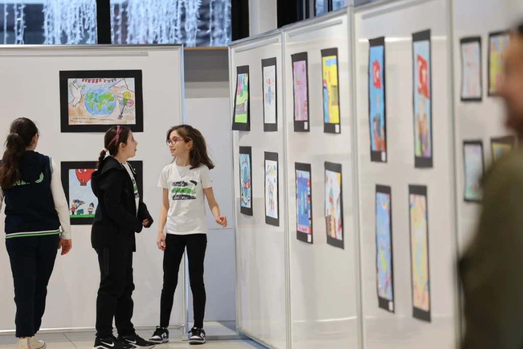 Kartepeli minik ellerin eserleri sanat evinde sergilendi
