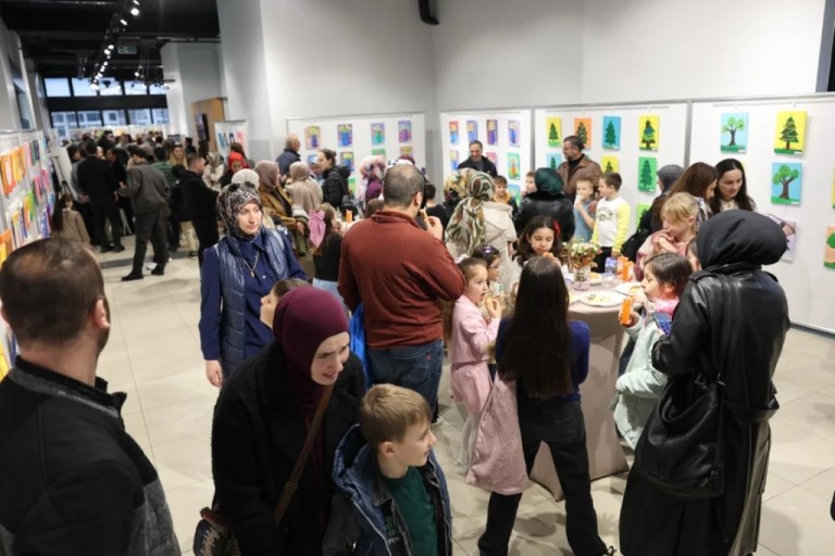 Kartepeli minik ressamların eserleri sergileniyor