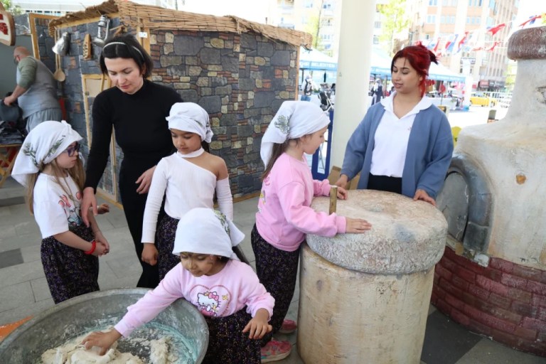 Minik Eller Köy Yaşamını Öğrendi