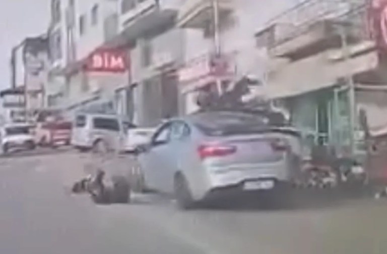 Çayırova’da Kontrolden Çıkan Otomobil Kamerada: 3 Yaralı!