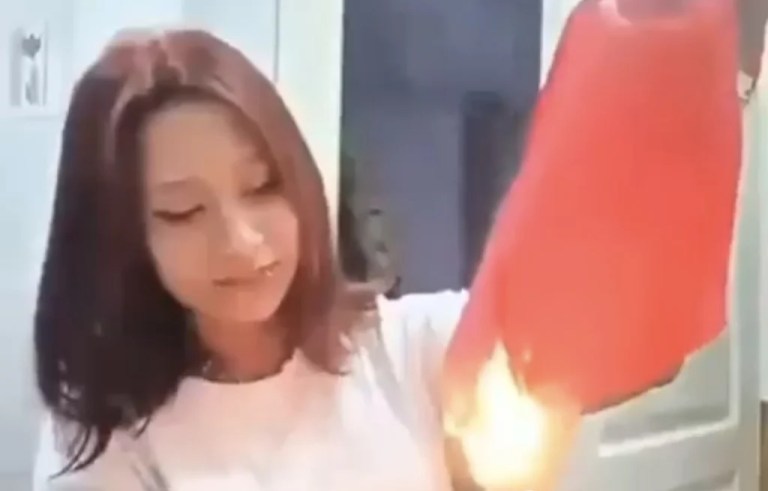 İstanbul’da Bayrak Yakan Genç Yakalandı!