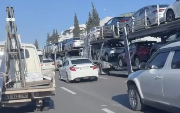 Derince D-100’de tır çilesi: Trafik felç!