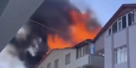 Darıca’da çatı yangını büyük panik yarattı!