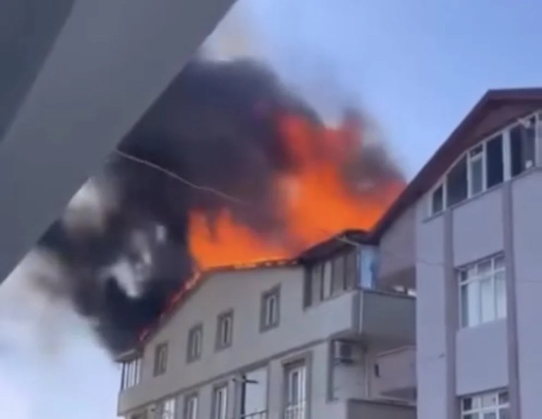 Darıca’da çatı yangını büyük panik yarattı!