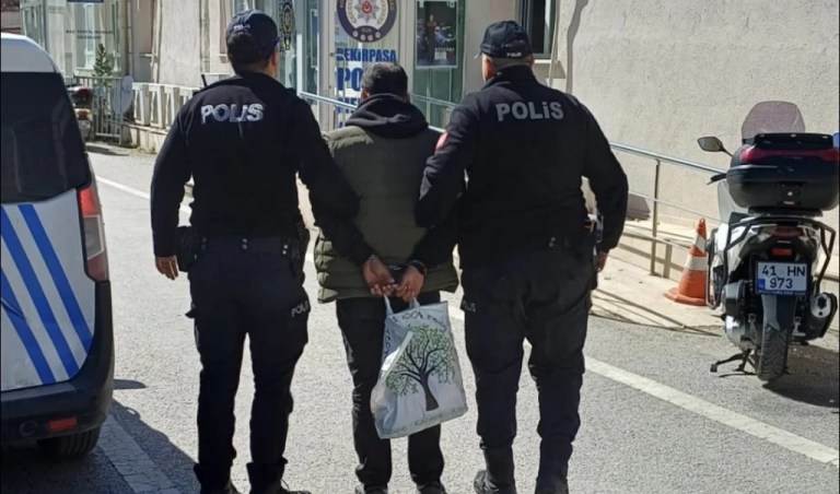 Kamu görevlisi dolandırıcı Kocaeli’de yakalandı!