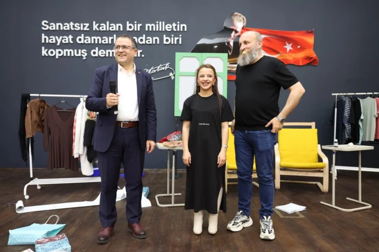 Derince’de kahkaha dolu tiyatro akşamı