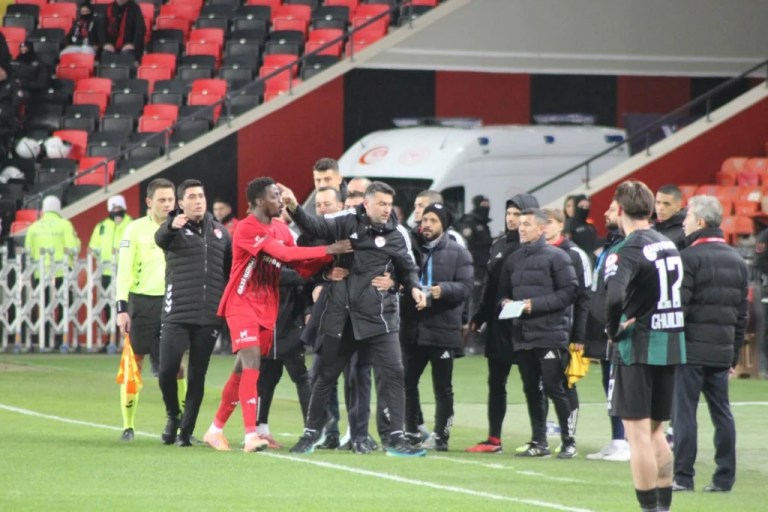 Burak Yılmaz’dan olay istifa: Beni doğramaya başladılar!