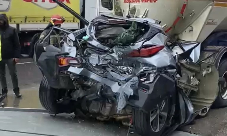 İki tır arasında ezilen otomobilden sağ çıktı!
