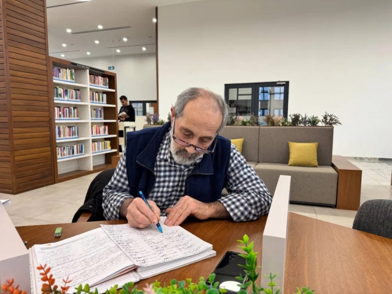 Tuğran Amca’nın okuma aşkı yıllara meydan okuyor