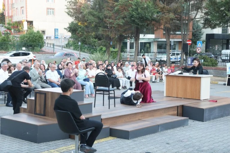 Açık havada tiyatro resitali sundular